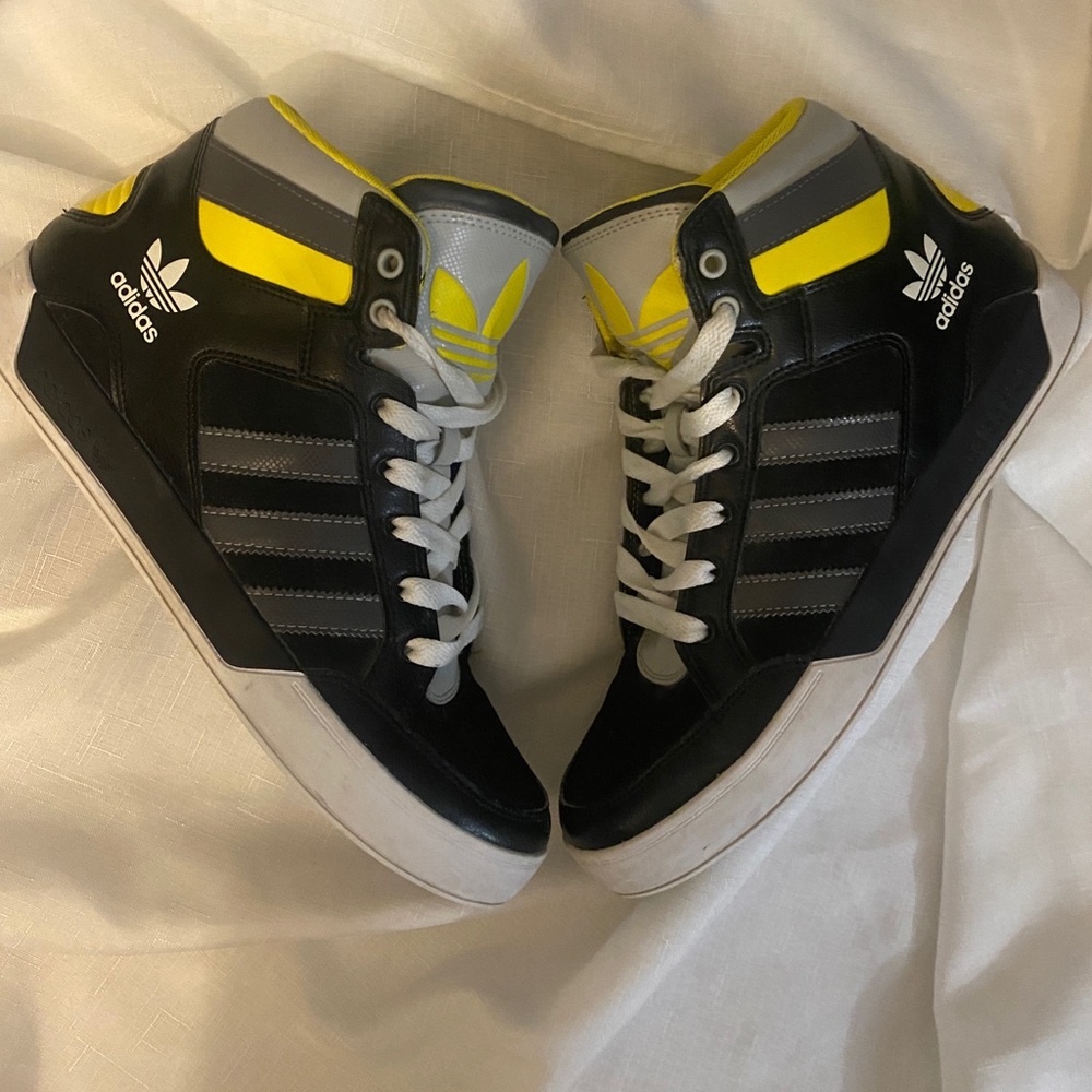 Men’s Adidas used 9.5 skateboard shoes.